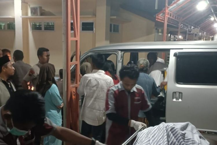 Jenazah pelajar ditemukan tewas mengenaskan di Flyover Kramatsampang, Kecamatan Kersana, Brebes, Jawa Tengah, dievakuasi petugas ke rumah duka disambut pihak kerabat, Jumat (8/9/2023) petang.