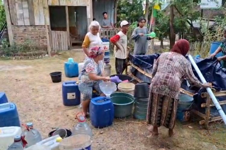 Cerita Warga Semarang Bertahan Saat Kemarau, Antre Air di Bak Terpal demi Kebutuhan Sehari-hari