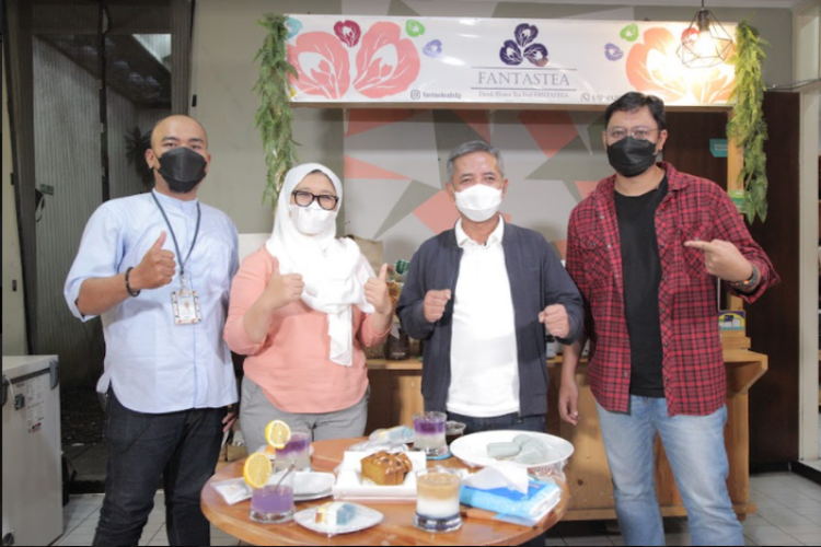 Dari kiri, Mantri BRI Hendri Kusmayadi, owner Swarga Flower Tea and Co Nita Rochimah, Direktur Bisnis Mikro BRI Supari, dan aktivis brand Arto Biantoro. 