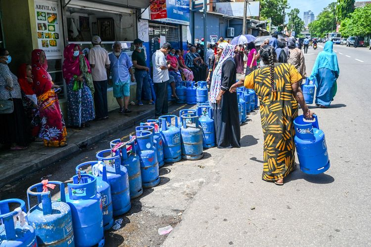 Dampak krisis Sri Lanka bangkrut, antrean warga mengular untuk membeli elpiji di Colombo, 23 Mei 2022.