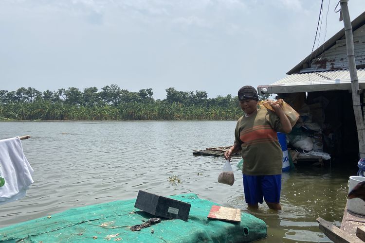 Nyami, nelayan tambak berjaga 24 jam saat banjir di Desa Gebang, Sidoarjo pada Rabu (18/12/2024).