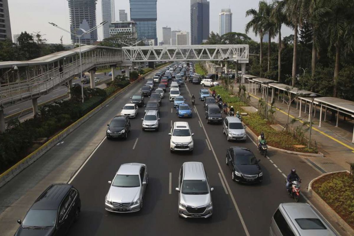 Pekerja menyelesaikan pembangunan jembatan penyeberangan orang (JPO) Halte Transjakarta Dukuh Atas di Jakarta Pusat, Rabu (4/10/2018). Pembangunan tersebut untuk menggantikan JPO lama yang posisi tiangnya berada di tengah ruas Jalan Jenderal Sudirman.