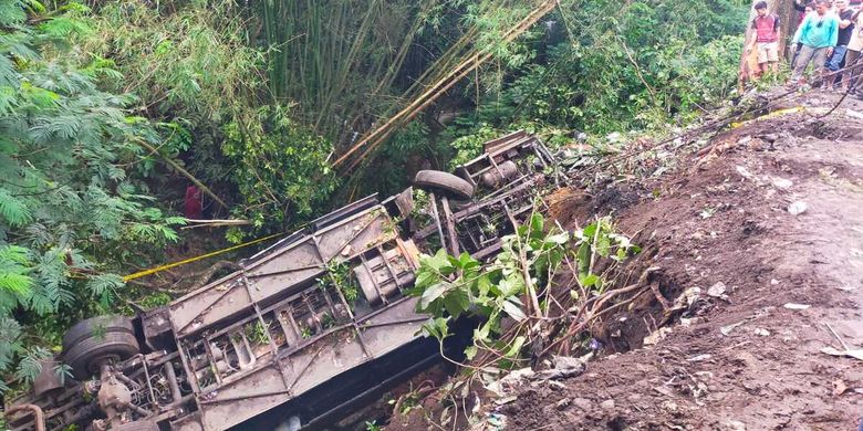 Proses pengangkatan bangkai bus pariwisata yang masuk jurang sedang dilakukan tim derek Polresta Tasikmalaya di Kecamatan Rajapolah, Kabupaten Tasikmalaya, Jawa Barat sampai Sabtu (25/6/2022) malam.