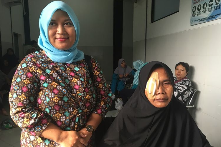 Sarmini (55), warga Sukolilo, Pati, Jawa Tengah ini sudah menderita katarak selama kurang lebih empat tahun lamanya. 