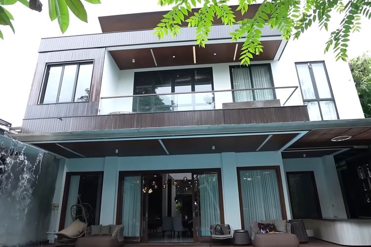Intip Rumah Modern Tropical Ala Rachel Venya, Penuh Nuansa Hijau 