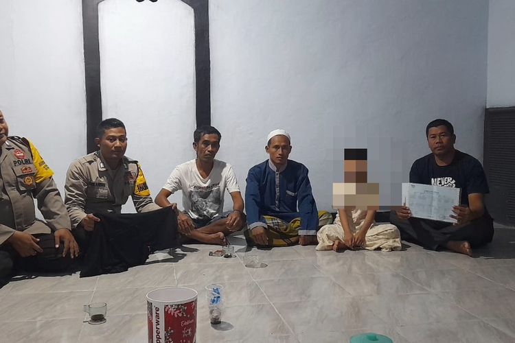 Pelajar SD (tengah) korban penculikan pria bertopeng di Jember, Jawa Timur