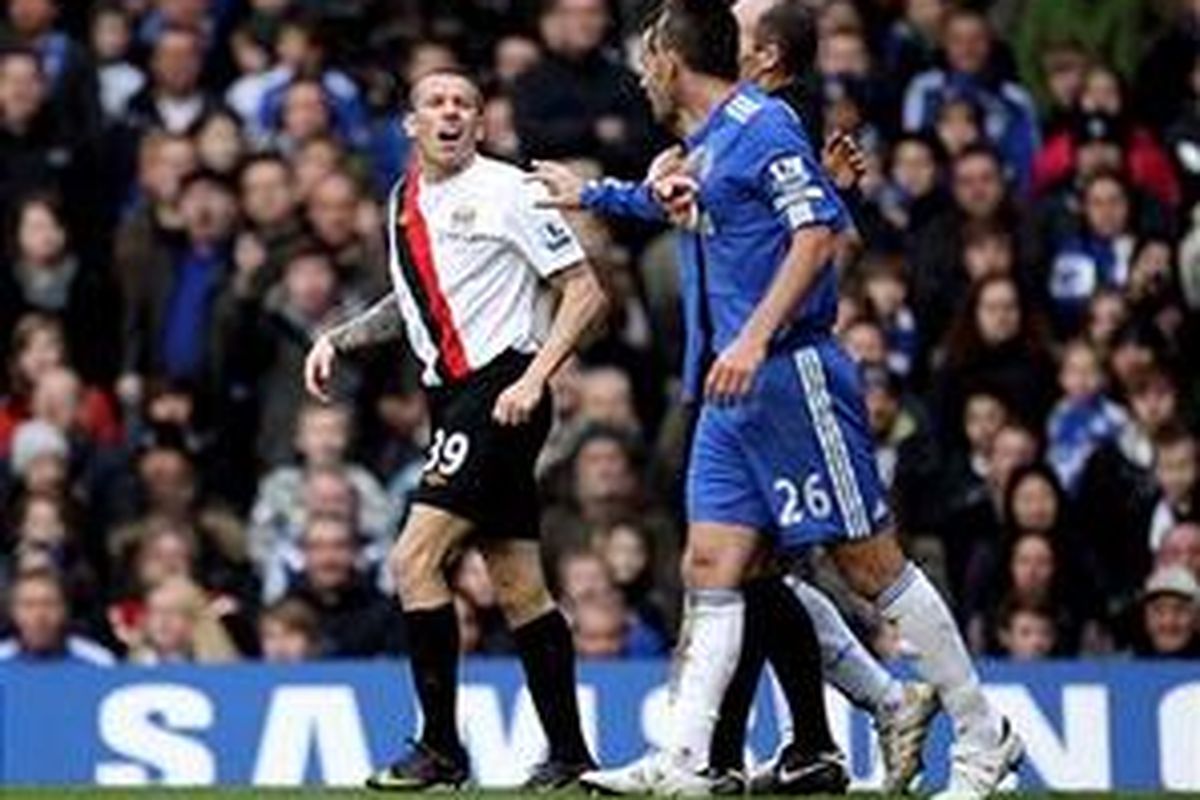 Striker Manchester City, Craig Bellamy (kiri), terlibat adu mulut dengan kapten Chelsea, John Terry (kanan).