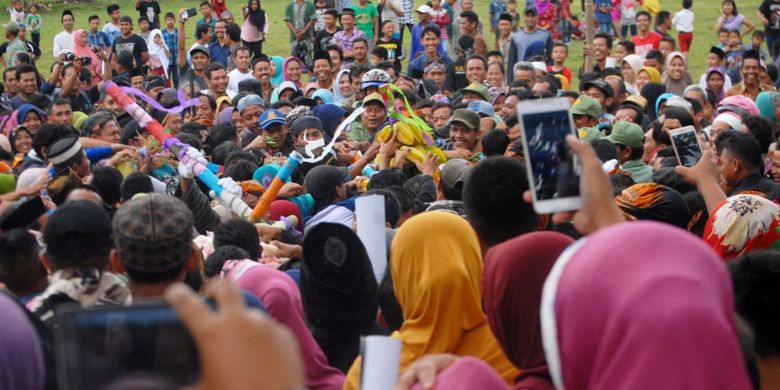 Warga Desa Tarub, Kecamatan Tawangharjo, Kabupaten Grobogan, Jawa Tengah menggelar acara kirab budaya untuk memperingati Haul Ki Ageng Joko Tarub, Minggu (5/11/2017) siang. Dalam tradisi tahunan itu, warga mengarak gunungan berupa hasil bumi sejauh kurang lebih dua kilometer menuju lapangan desa setempat.