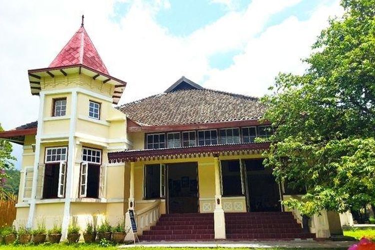 Rumah belanda yang kini difungsikan menjadi Piknik Kopi Lembang. 