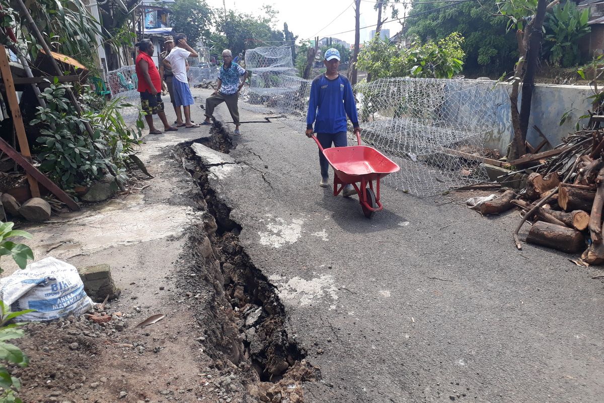 Jalan Kesatrian X, Kelurahan Kebon Manggis, Matraman, Jakarta Timur, yang amblas, Selasa (3/3/2020).