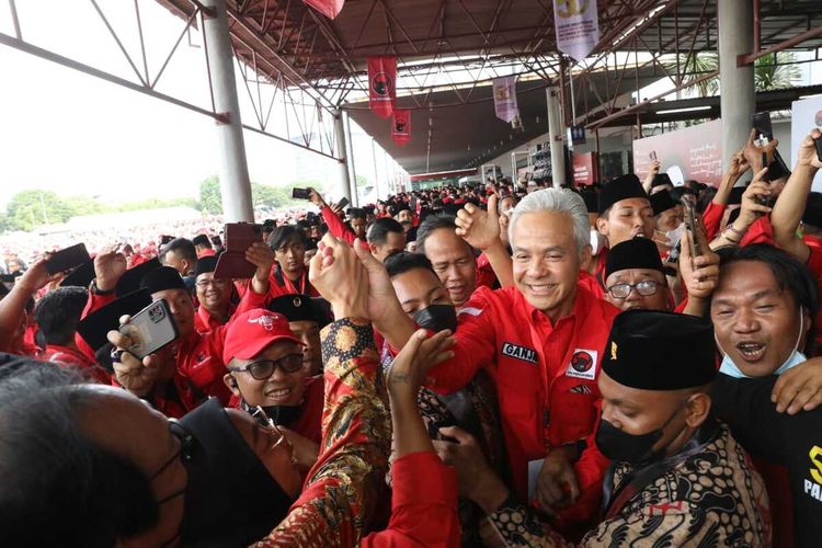 Gubernur Ganjar Pranowo dikerumuni ratusan kader saat menuju lokasi acara di Kompleks JIExpo, Kemayoran, Jakarta Pusat, Selasa (10/1/2023).