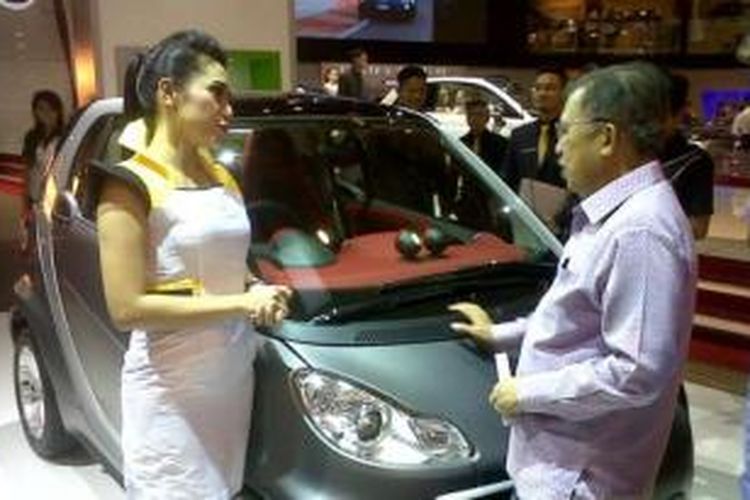 Mantan Wakil Presiden, Jusuf Kalla saat berkunjung ke acara Indonesia International Motor Show (IIMS) 2013, Selasa (24/9/2013). Pada kesempatan itu, JK berkesempatan melihat dan bertanya soal fitur yang dimiliki sebuah produk berlabel Low Cost Green Car (LCGC) yang tengah menjadi polemik. 