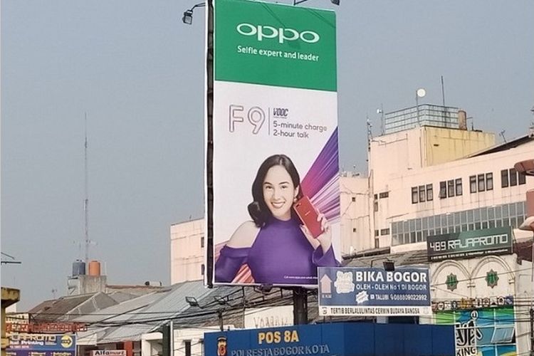 Papan iklan Oppo F9 di Bogor