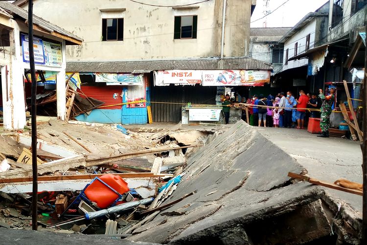 Kondisi bagian depan lantai pasar ikan di Pasar Baru II KUD Tanjungpinang, Minggu (6/3/2022). Lantai bagian dalam pasar juga mengalami hal yang sama.