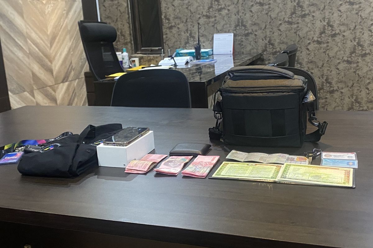 Barang bukti dari penangkapan terduga pelaku penipuan oleh Polsek Mampang Prapatan, Senin (6/4/2026).