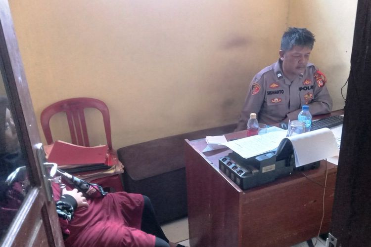 Al (17), ibu bayi laki-laki berusia 12 hari menjalani pemeriksaan di Polsek Cibeber, Kabupaten Cianjur, Jawa Barat perihal kronologi hilangnya sang buah hati yang diakui hanya karangannya semata.