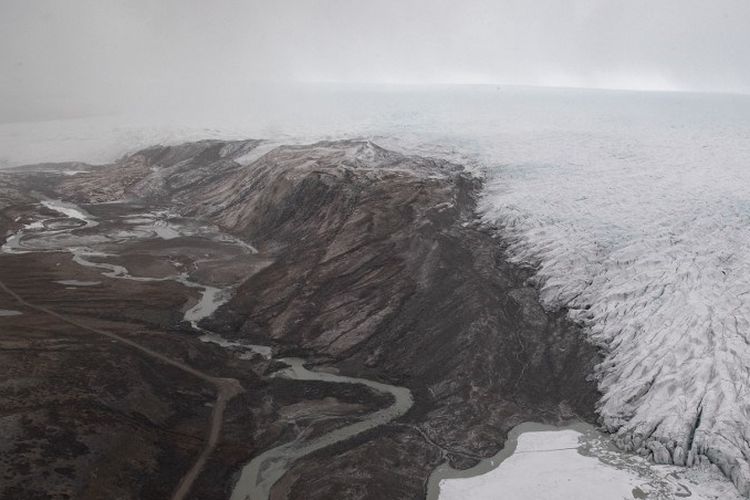 Gletser Greenland mencari terlihat dari tur helikopter udara dengan Menteri Luar Negeri AS Antony Blinken dari lapisan es dan fjord di dekat Kangerlussuaq, Greenland, 20 Mei 2021.