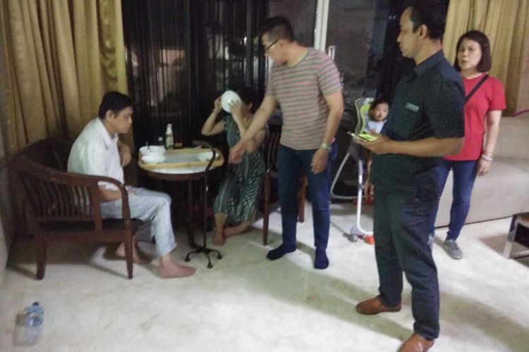Polisi mendatangi kediaman istri viral yang aniaya suami pengidap stroke di Kawasan Pantai Mutiara, Pluit, Penjaringan, Jakarta Utara