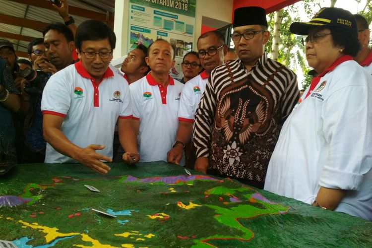 Menteri KLHK Siti Nurbaya bersama Gubernur Jabar Ridwan Kamil tengah menyimak penjelasan mengenai kondisi DAS di Jawa Barat di Persemaian Permanen Purwakarta, Sabtu (29/12/2018).