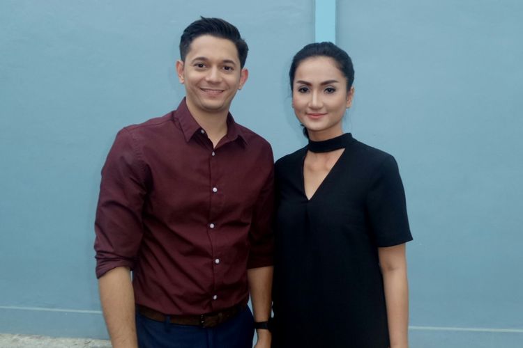 Andrew Andika dan Tengku Dewi Putri diabadikan usai menjadi bintang tamu dalam program bincang-bincang di studio TransTV, Mampang, Jakarta Selatan, Kamis (16/2/2017).