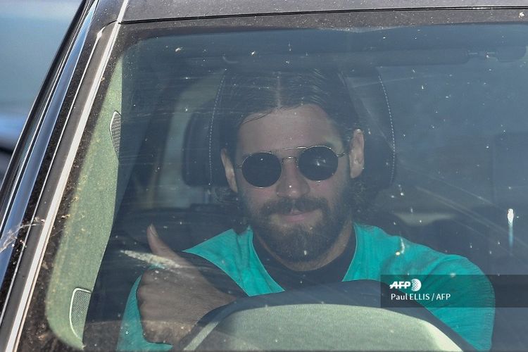 Kiper Liverpool, Alisson Becker, saat tiba di lapangan latihan klub di Melwood jelang dimulai kembalinya latihan tim pada 20 Mei 2020.