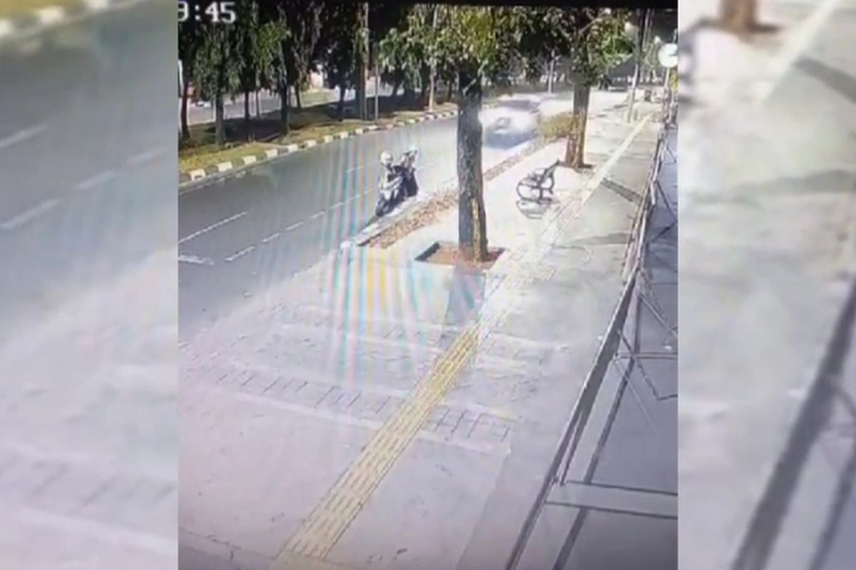 Rekaman kamera CCTV yang memperlihatkan remaja ditabrak pengendara mobil Fortuner di kawasan Kembangan, Jakarta Barat, Senin (23/10/2023). 