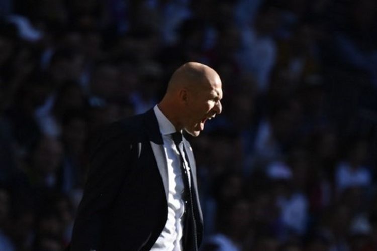 Zinedine Zidane memberi instruksi kepada anak-anak asuhnya pada pertandingan Real Madrid vs Celta Vigo dalam lanjutan La Liga Spanyol di Stadion Santiago Bernabeu, 16 Maret 2019.