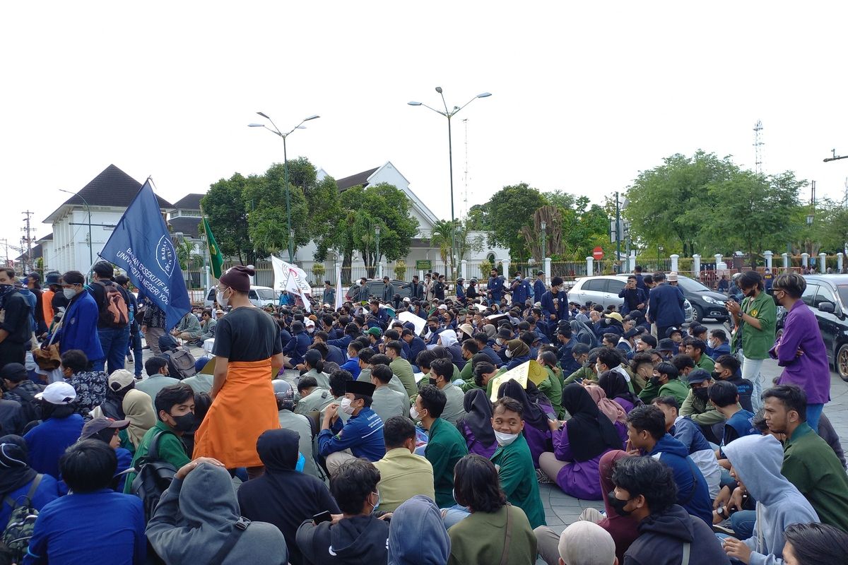 aksi demo menuntut 6 tuntutan di Titik Nol Kilometer Yogyakarta, Sabtu (9/4/2022)