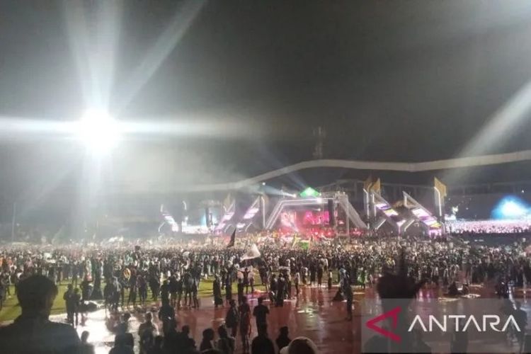 RIbuan penonton menyaksikan penampilan Slank di sela rangkaian acara Harlah 1 Abad NU di Stadion Gelora Delta Sidoarjo, Selasa (7/2/2023) malam. ANTARA/Ananto Pradana