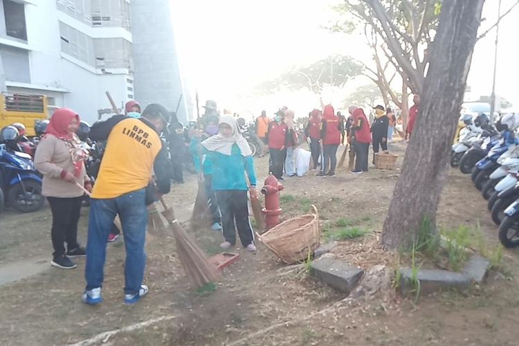 Ribuan orang terlihat memadati Stadion Gelora Bung Tomo (GBT) untuk mengikuti kerja bakti massal dan mempercantik stadion yang terletak di Jalan Jawar, Kecamatan Pakal, Surabaya, Jumat (8/11/2019).