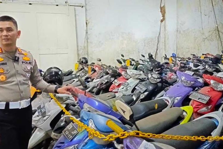 Ratusan Kendaraan tanpa surat kepemilikan yang ditahan kepolisian masih tersimpan di gudang Polrestabes Bandung, Sabtu (4/5/2024). Kendaraan roda dua tersebut selama dua tahun ini belum diambil pemiliknya .