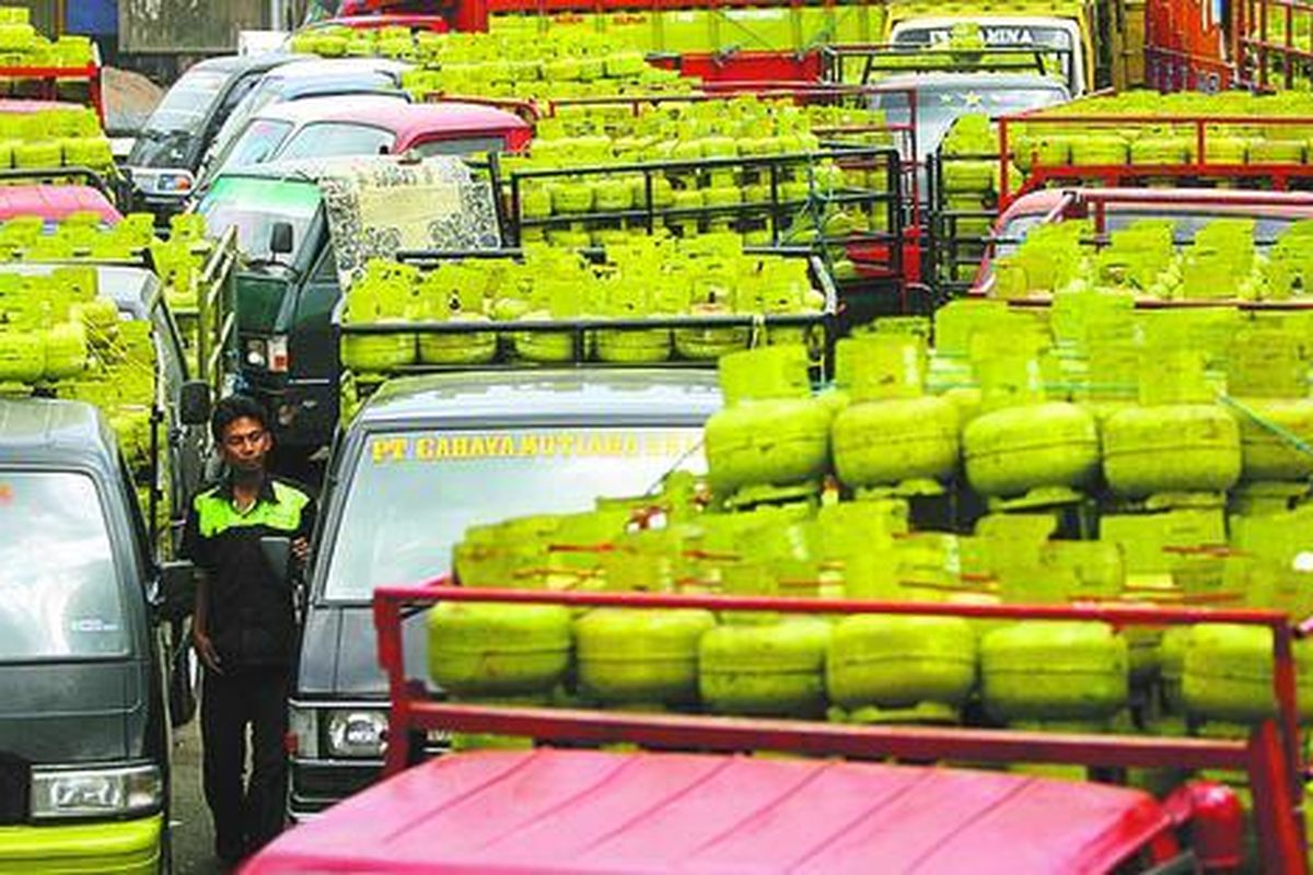 Sejumlah mobil pengangkut tabung kosong elpiji 3 kilogram antre untuk mengisi ulang di Stasiun Pengisian dan Pengangkutan Bulk Elpiji (SPPBE) Cimahi, Leuwigajah, Jawa Barat, Kamis (4/9). Beberapa sopir antre sejak Senin lalu untuk mendapatkan jatah isi ulang elpiji 3 kg. Permintaan elpiji jenis ini meningkat setelah minyak tanah bersubsidi ditarik dari pasaran dan peningkatan konsumsi bahan bakar saat bulan puasa dan menjelang Lebaran.  