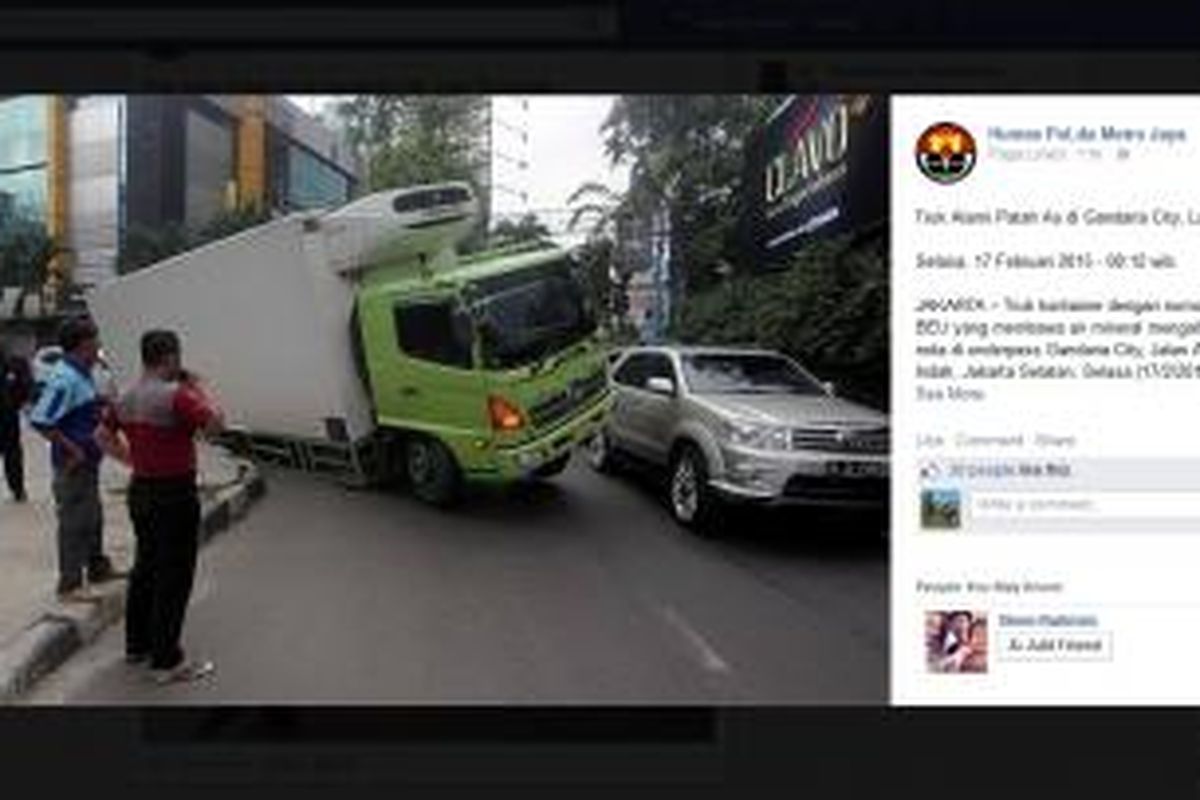 Truk patah as di dekat Gandaria City, Selasa (17/2/2015).