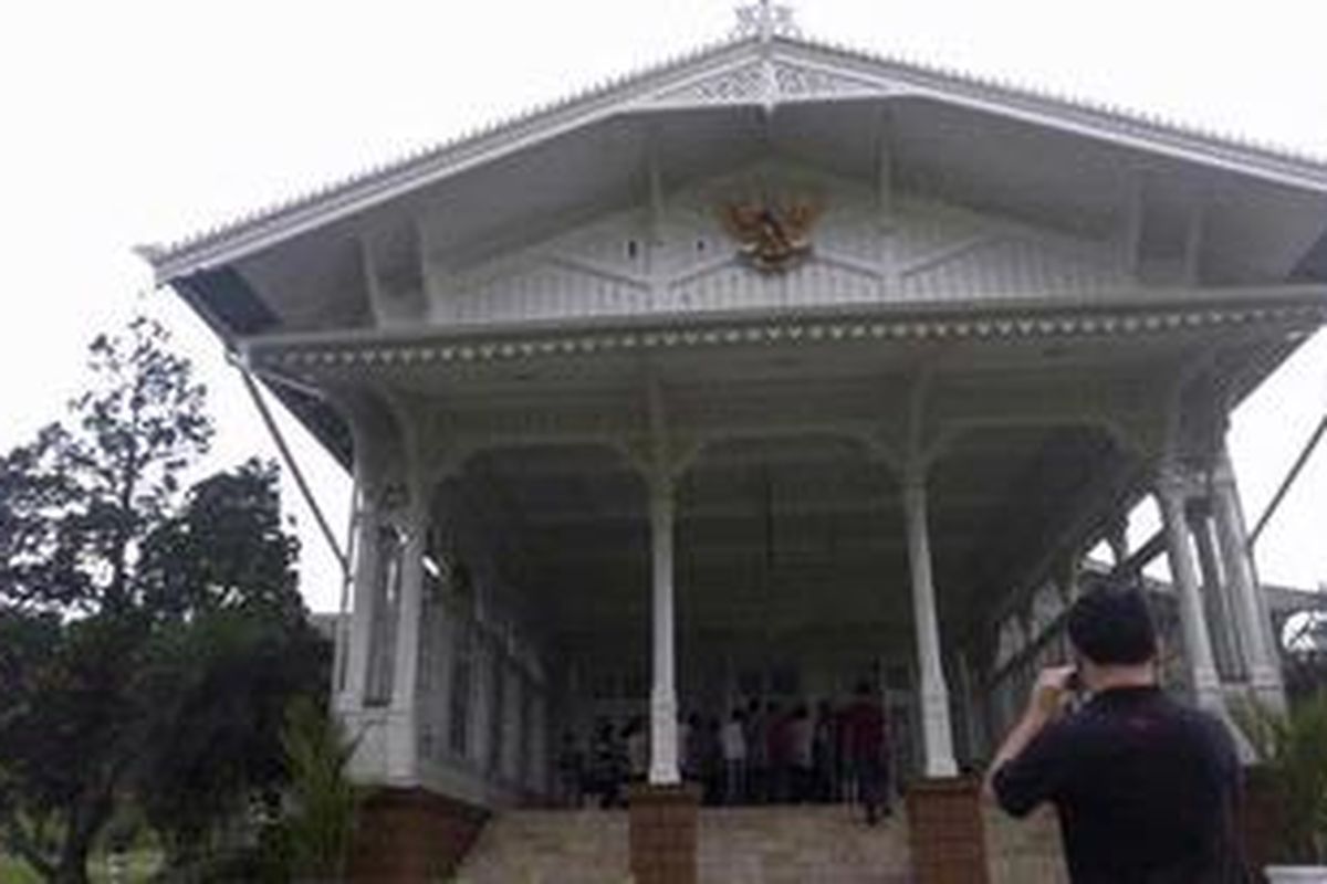 Pengunjung berfoto di depan gedung Induk Istana Presiden Cipanas, Jawa Barat, Sabtu (21/4/2012). 