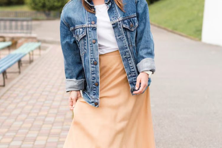 Tetap tampil keren saat langit mendung. Ini inspirasi outfit musim hujan yang nyaman, praktis, dan tetap stylish untuk menemani aktivitasmu seharian.