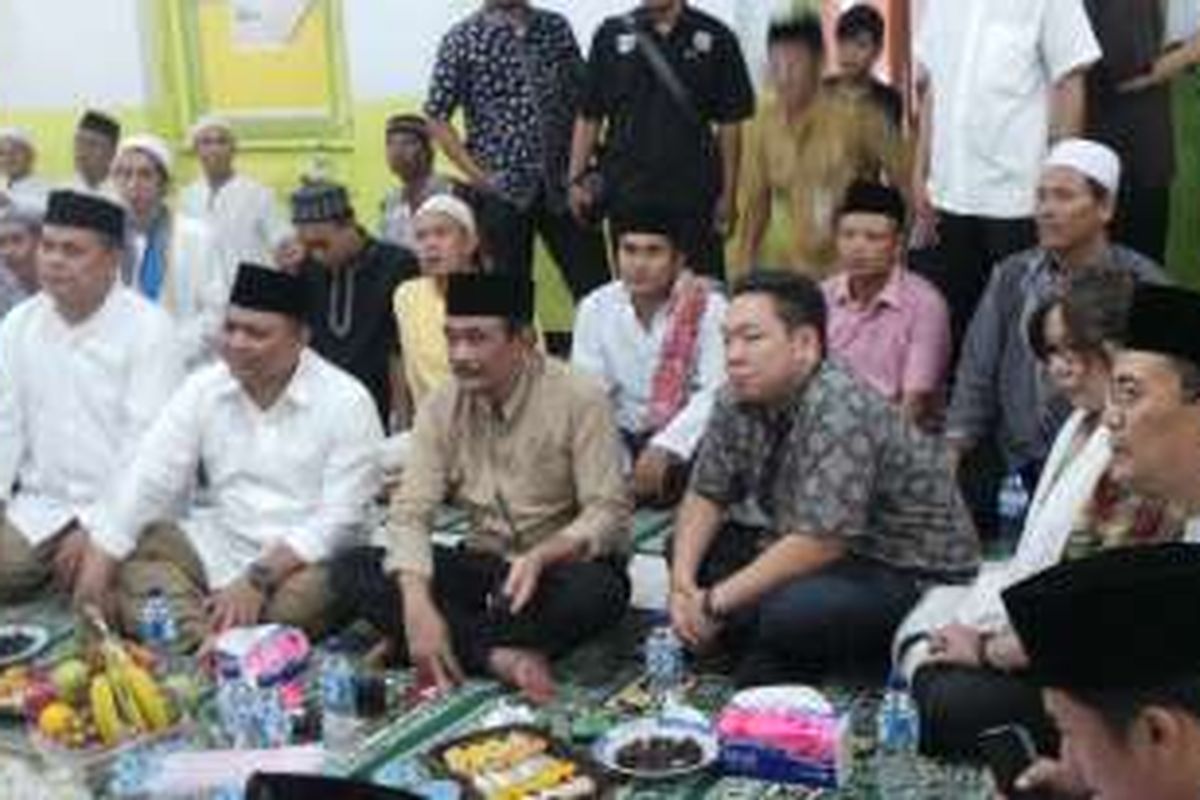 Wakil Gubernur DKI Jakarta Djarot Saiful Hidayat (bawa mikrofon) bersama Anggota DPR RI Charles Honoris (kiri Djarot) saat mendengar keluhan penghuni Rusun Tambora, Jakarta Barat, Senin (13/6/2016).