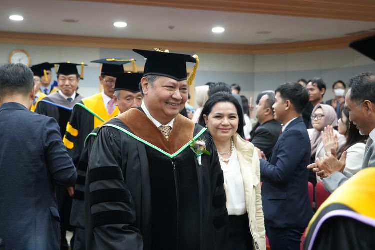 Menteri  Koordinator (Menko) Bidang Perekonomian Airlangga Hartarto dianugerahi gelar Doktor Honoris Causa dari Gyeongsang National University (GNU) di Kota Jinju, Korsel, Selasa (21/5/2024). 
