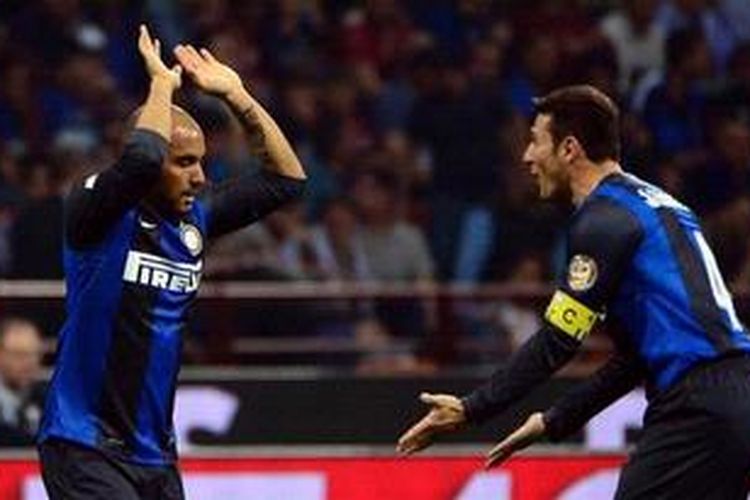 Pemain Inter Milan, Jonathan, merayakan golnya dengan rekannya, Javier Zanetti, dalam pertandingan leg kedua semifinal Coppa Italia melawan AS Roma, Rabu (17/4/2013).  