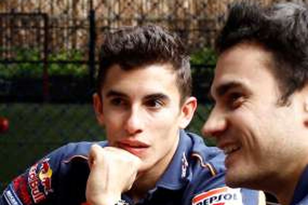 Pebalap Repsol Honda asal Spanyol, Marc Marquez (kiri) dan Dani Pedrosa, berbincang di Kuningan Village Futsal, Setiabudi, Jakarta, Sabtu (13/2/2016).