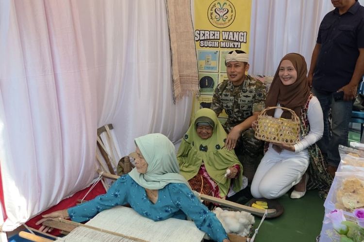 Kisah Emak Maya Setia Puluhan Tahun Menjaga Kelestarian Tenun Gadod di Majalengka