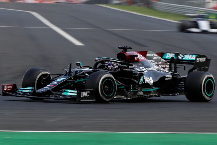 Pebalap Mercedes, Lewis Hamilton, saat beraksi dalam Formula 1 GP Hongaria di Sirkuit Hungaroring pada 1 Agustus 2021.