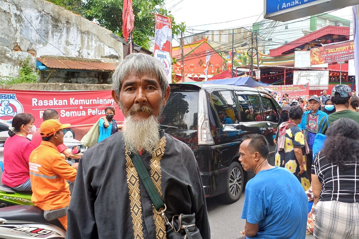 Pemulung bernama Yusuf (52) saat ditemui Kompas.com di Jalan Kemenangan Raya, Glodok, Tamansari, Jakarta Barat, Sabtu (10/2/2024).  