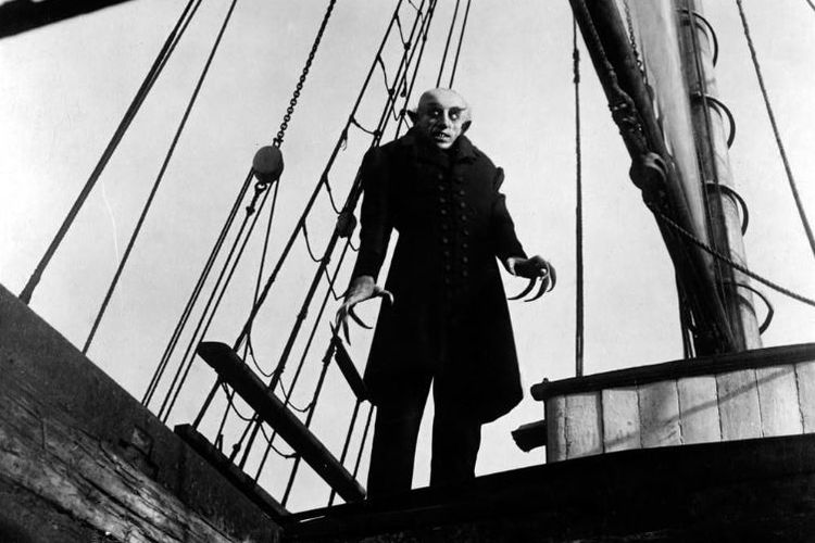 Salah satu adegan dalam film Nosferatu (1922), menampilkan vampir ikonik Count Orlok.