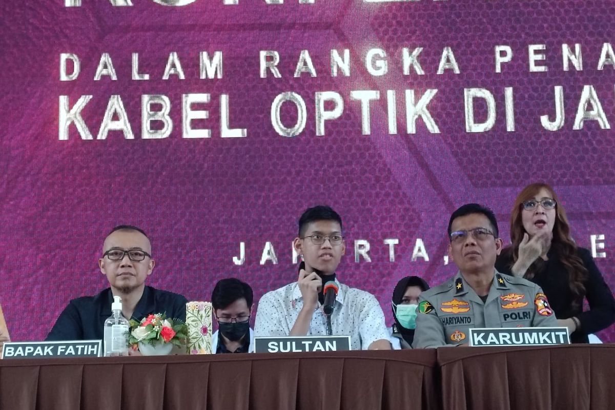 Kepala RS Polri Kramatjati Brigjen Pol Hariyanto, Sultan Rifat Alfatih, dan ayah Sultan bernama Fatih, dalam acara konferensi pers penanganan Sultan di RS Polri Kramatjati, Jakarta Timur, Selasa (12/12/2023).