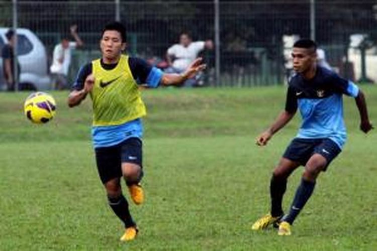 Ahmad Bustomi berusaha melewati Vendry Mofu (kanan) saat latihan jelang laga uji coba melawan Belanda di Lapangan C, Senayan, Jakarta Selatan, Selasa (4/6/2013). Timnas Indonesia bertanding dalam laga persahabatan melawan Belanda pada 7 Juni di Stadion Utama Gelora Bung Karno.