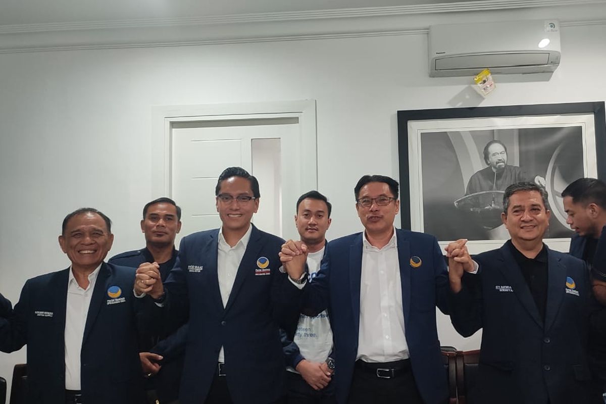 Ketua DPW NasDem Iskandar ST (Dua dari kanan) saat menyampaikan dukungan ke Rico Waas (dua kiri) untuk maju di Pemilihan Wali Kota Medan di Kantor DPW Nasdem, Kamis (20/6/2024)