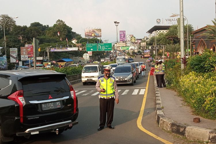 Arus lalu lintas yang mengarah ke Puncak Bogor, Jawa Barat, pada libur panjang Tahun Baru Islam 1442 H berlangsung ramai, Kamis (20/8/2020).