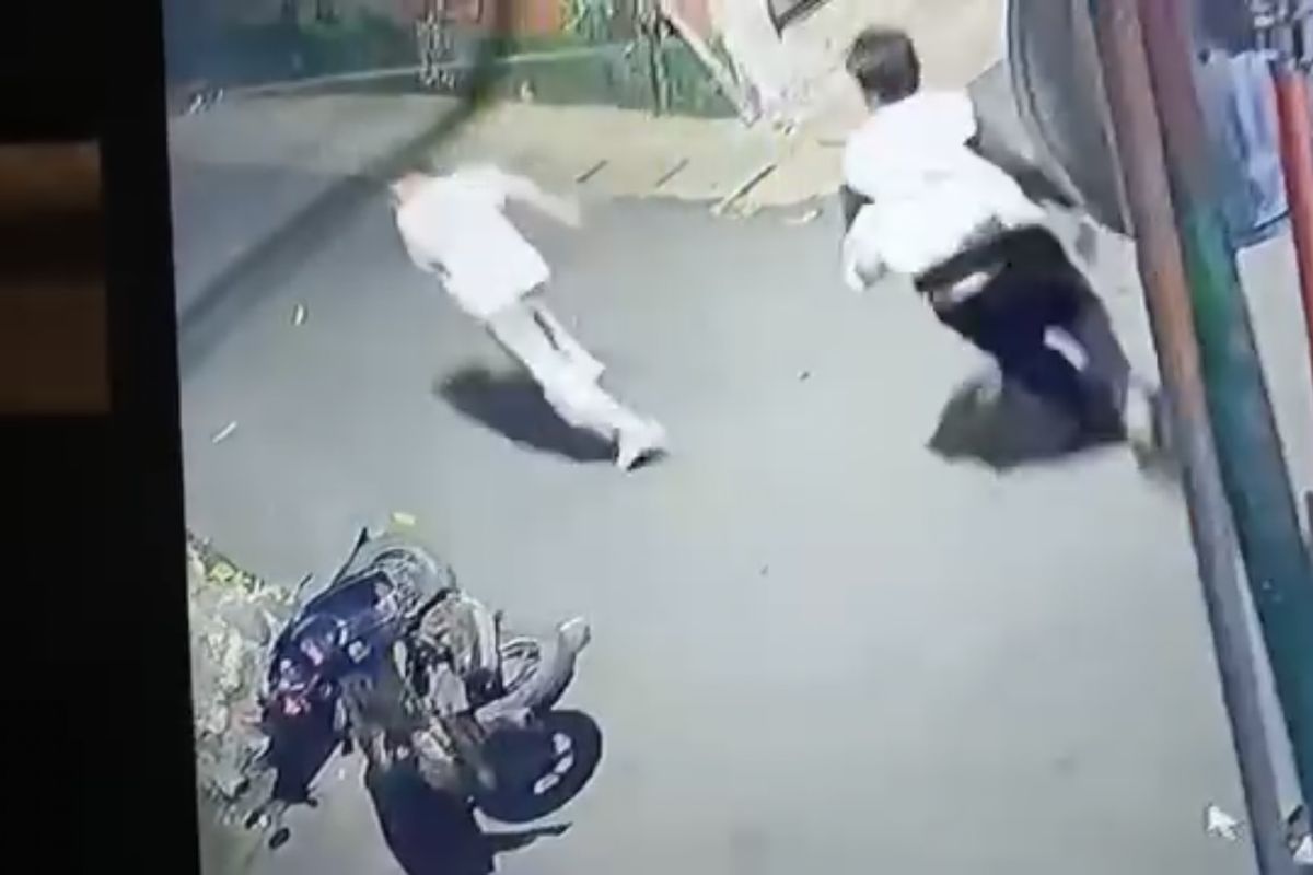 Tangkapan layar aksi pembacokan di Jalan Kubis II, Kebayoran Baru, Jakarta Selatan. Korban melarikan diri setelah dibacok, Sabtu (14/6/2025).