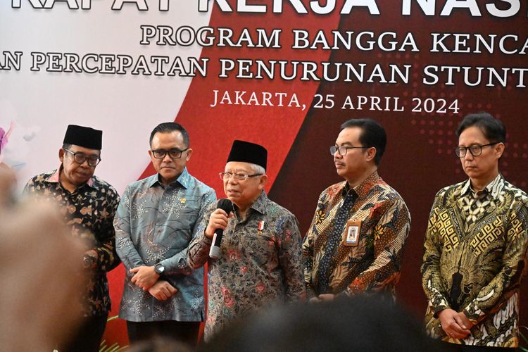 Wakil Presiden Ma'ruf Amin memberikan keterangan pers setelah acara Rapat Kerja Nasional Program Bangga Kencana dan Percepatan Penurunan Stunting Tahun 2024 di Kantor BKKBN, Jakarta, Kamis (25/4/2024).