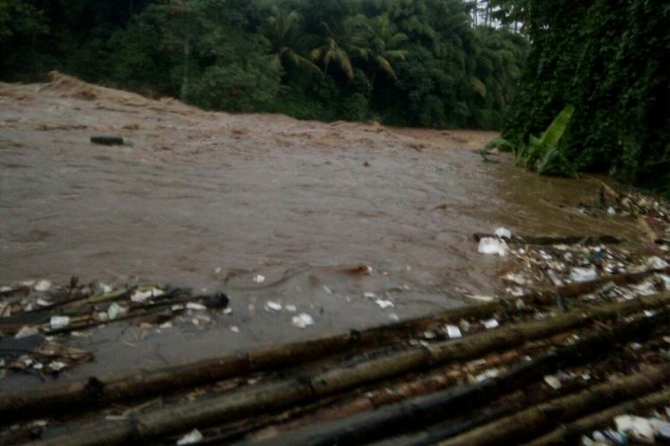 Aliran Sungai Cisadane di Kampung Batakal, RT 01 RW 07, Kelurahan Batu Tulis, Kecamatan Bogor Selatan, Kota Bogor, meluap dan menyebabkan empat rumah warga di wilayah itu terendam banjir, Jumat (17/3/2017).